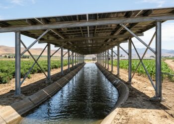 O truque genial dos painéis solares instalados sobre a água que promete salvar bilhões de litros de água da seca