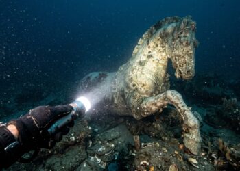 Arqueólogos encontram a 9 metros de profundidade um cavalo de mármore de 2.500 anos ligado ao templo grego mais enorme e esquisito do Mediterrâneo