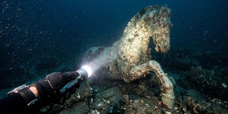 Arqueólogos encontram a 9 metros de profundidade um cavalo de mármore de 2.500 anos ligado ao templo grego mais enorme e esquisito do Mediterrâneo
