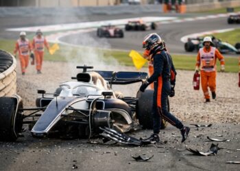 O que acontece quando um carro de F1 bate a 250 km/h e o piloto sai andando?