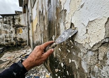 O passo que 95% dos brasileiros pula antes de pintar parede externa , e que explica por que a tinta sempre descasca na primeira chuva