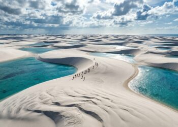 A cidade brasileira cercada por dunas de areia branca e lagos de água azul turquesa, e que parece um cenário de outro planeta  