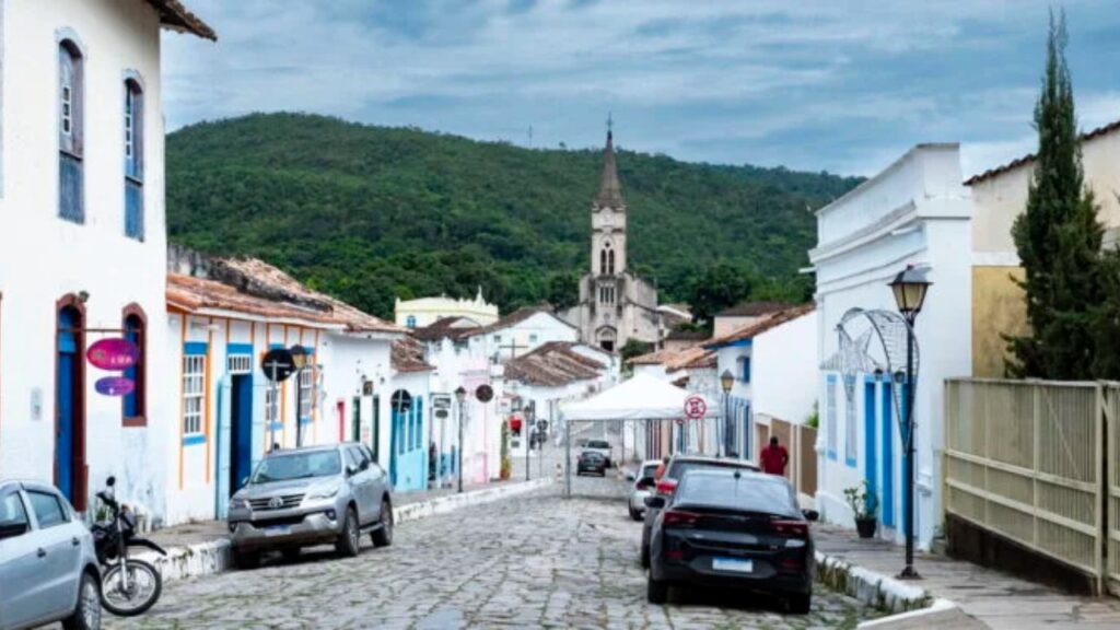 O Brasil já teve uma capital planejada antes de Brasília , e a cidade existe até hoje praticamente intacta