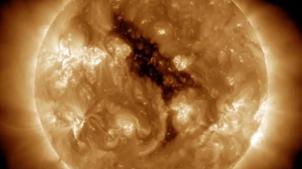 NASA capta imagem inédita de "buraco gigante" no Sol e dispara alerta