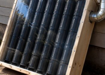 Como fazer um aquecedor caseiro solar usando latinhas de alumínio