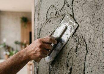 Pare de gastar com reboco! Argamassa e textura fazem milagres na sua parede
