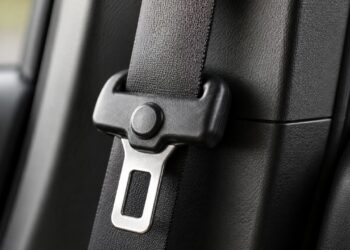 Para que serve o pequeno botão no cinto de segurança do carro?