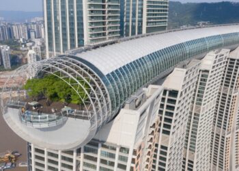 Nada de pontes imensas ou viadutos normais: China cria um prédio deitado que fica suspenso a 250 metros de altitude