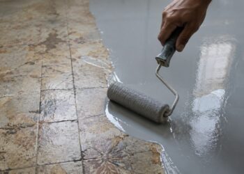 Economize uma fortuna: renove seu piso velho com apenas 3 produtos