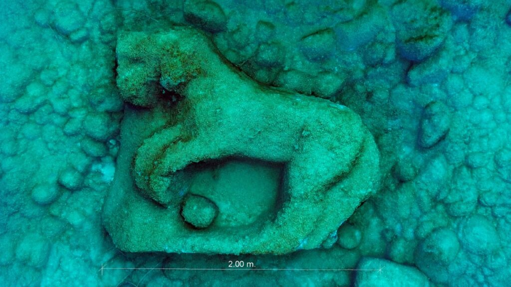 Arqueólogos encontram a 9 metros de profundidade um cavalo de mármore de 2.500 anos ligado ao templo grego mais enorme e esquisito do Mediterrâneo