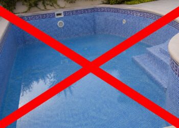 Adeus, piscina de azulejo: piscina de fibra é instalada em 3 dias e nunca mancha