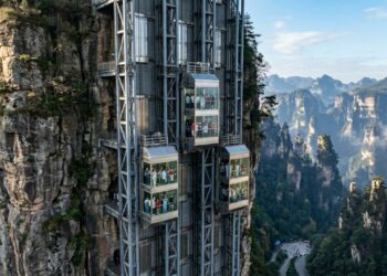 O elevador que sobe 326 metros na lateral de um penhasco na China