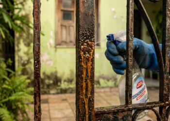 Adeus, portão de ferro enferrujado: o truque com produto de cozinha que remove a ferrugem sem lixar