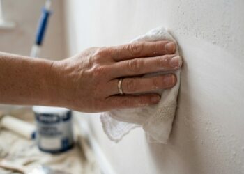 O passo que 90% das pessoas pula antes de pintar a parede , e que explica por que a tinta sempre descasca em pouco tempo