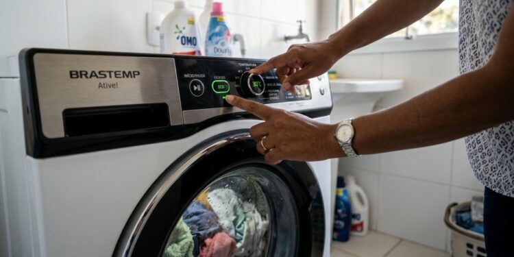 O grande erro ao usar a máquina de lavar que faz sua conta de luz subir
