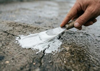 Selador plástico contra goteiras vira alternativa prática em telhados