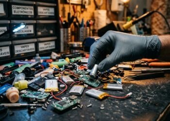 Mineradores de lixo eletrônico: Como entusiastas recondicionam baterias de vape para criar Powerbanks caseiros