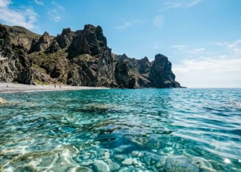 Com águas turquesas e cercada por falésias vulcânicas, esta praia é um verdadeiro refúgio longe do turismo de massa