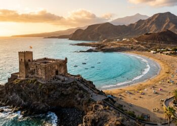 Praia mansa, clima agradável e um castelo do século XVIII à beira-mar fazem desta ilha um destino especial