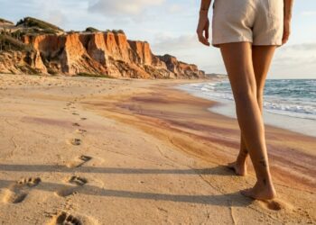 A praia brasileira de areia colorida que muda de tom conforme o sol se move e quase ninguém conhece