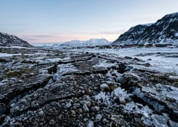 O vilarejo norueguês onde o solo congelado virou alerta sanitário