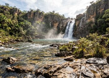 A cidade a 450 km de Goiânia que guarda uma das paisagens mais antigas do Brasil Alto Paraíso de Goiás, na Chapada dos Veadeiros, pode render pauta sobre geologia antiga, cristais, cerrado e preservação ambiental.