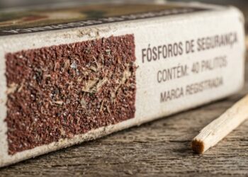 Para que serve a faixa áspera na lateral da caixa de fósforos?
