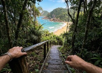 A praia secreta no litoral de SP com apenas 600 metros de extensão acessível só por trilha de 4 horas