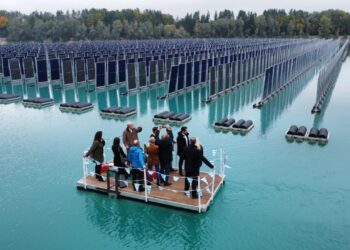 Cobrem um lago artificial com painéis solares sem prejudicar o ecossistema: a iniciativa surge como solução para a falta de espaço disponível para grandes usinas fotovoltaicas, sem ocupar áreas agrícolas ou florestais