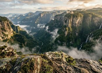 A cidade a 170 km de Florianópolis que esconde cânions gigantes no Sul do Brasil Praia Grande, em Santa Catarina, é porta de entrada para cânions como Itaimbezinho e Fortaleza, com gancho de geologia, turismo e clima extremo.
