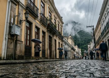 A cidade a 80 km do Rio onde a serra guarda tecnologia, história imperial e clima raro Petrópolis pode render pauta sobre observatórios, clima serrano, museus, arquitetura histórica e monitoramento de riscos ambientais.