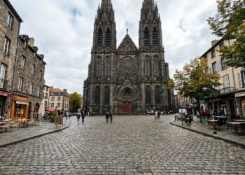 A cidade francesa com a única catedral negra construída em pedra vulcânica