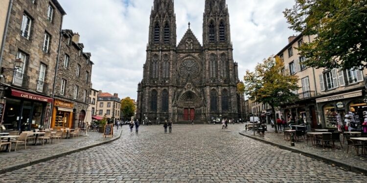 A cidade francesa com a única catedral negra construída em pedra vulcânica