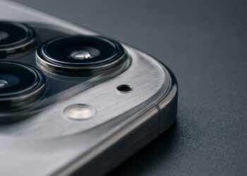 Para que serve o buraco minúsculo perto da câmera do iPhone (e de quase todo celular)?