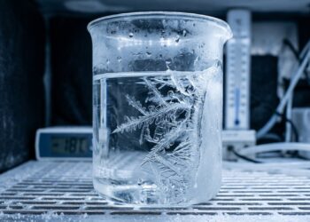 Por que a água quente congela mais rápido que a fria?