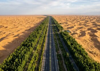 A China criou uma rodovia que atravessa um deserto e plantou floresta dos dois lados