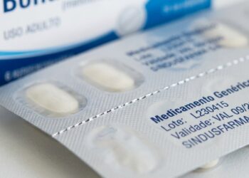 A linha pontilhada na embalagem de remédio não é pra você rasgar e médicos ficam surpresos que ninguém sabe isso