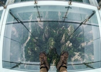 A ponte de vidro mais longa do mundo foi reaberta na China e desafia quem tem medo de altura