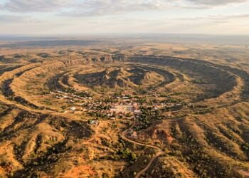 A cidade onde uma cratera gigante revela marcas de um impacto antigo
