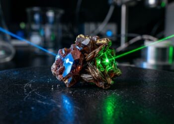 Um cristal de oxicloreto de molibdênio desafia décadas de física ao agir como metal ou vidro dependendo do ângulo da luz
