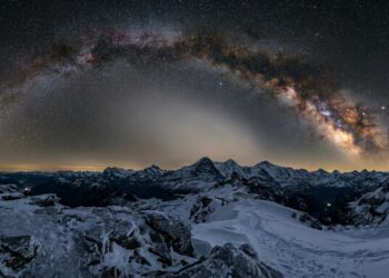 Uma fotógrafa subiu a 4.000 metros nos Alpes para registrar uma imagem impressionante a -28°C: o arco duplo da Via Láctea