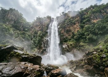 A cachoeira de 186 metros escondida em Goiás com águas a 14°C que poucos brasileiros conhecem