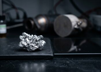 O metal mais escasso da Terra: entenda por que só 30 toneladas de ródio por ano ajudam a purificar o ar que respiramos