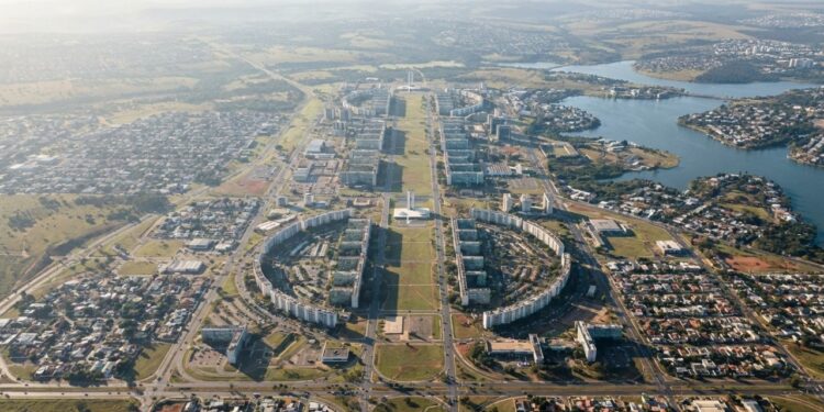 A cidade brasileira que foi construída em formato de avião e virou símbolo mundial
