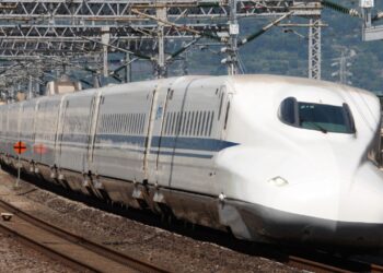 Parecia cena de anime, mas é real: o trem japonês que inclina o próprio corpo nas curvas