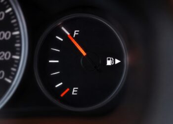 Para que serve a seta ao lado do símbolo de combustível no painel do carro?