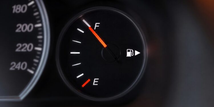 Para que serve a seta ao lado do símbolo de combustível no painel do carro?