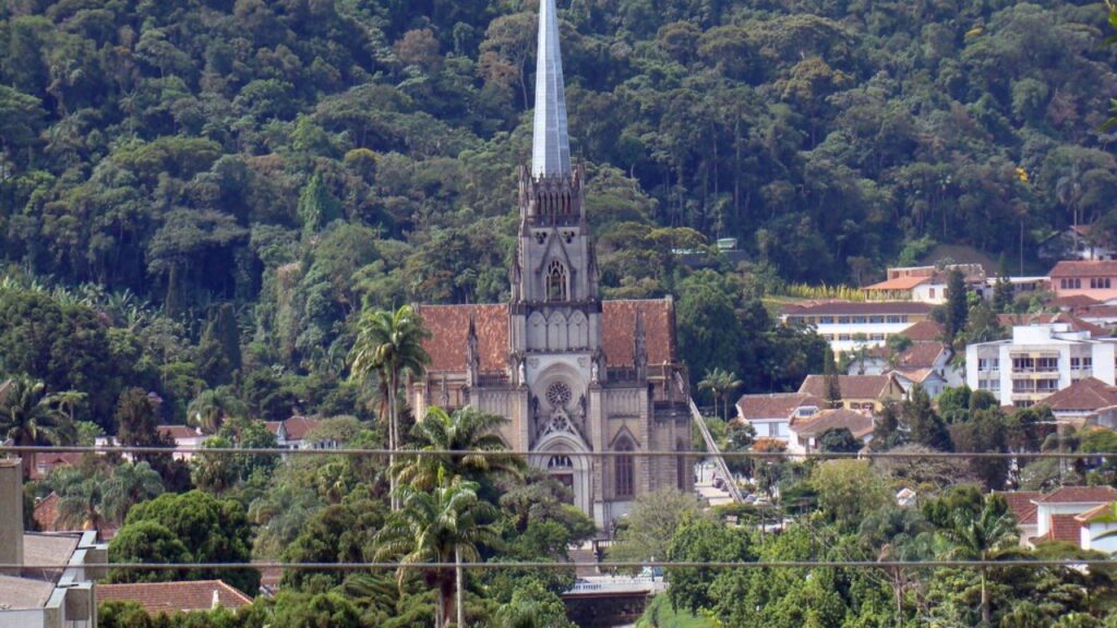 A cidade a 80 km do Rio onde a serra guarda tecnologia, história imperial e clima raro Petrópolis pode render pauta sobre observatórios, clima serrano, museus, arquitetura histórica e monitoramento de riscos ambientais.