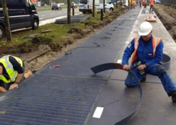 Nada de painéis no telhado: a Holanda constrói uma estrada solar de 1.000 km que gera energia enquanto os carros passam por cima