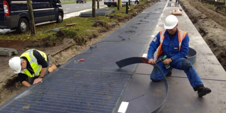 Nada de painéis no telhado: a Holanda constrói uma estrada solar de 1.000 km que gera energia enquanto os carros passam por cima